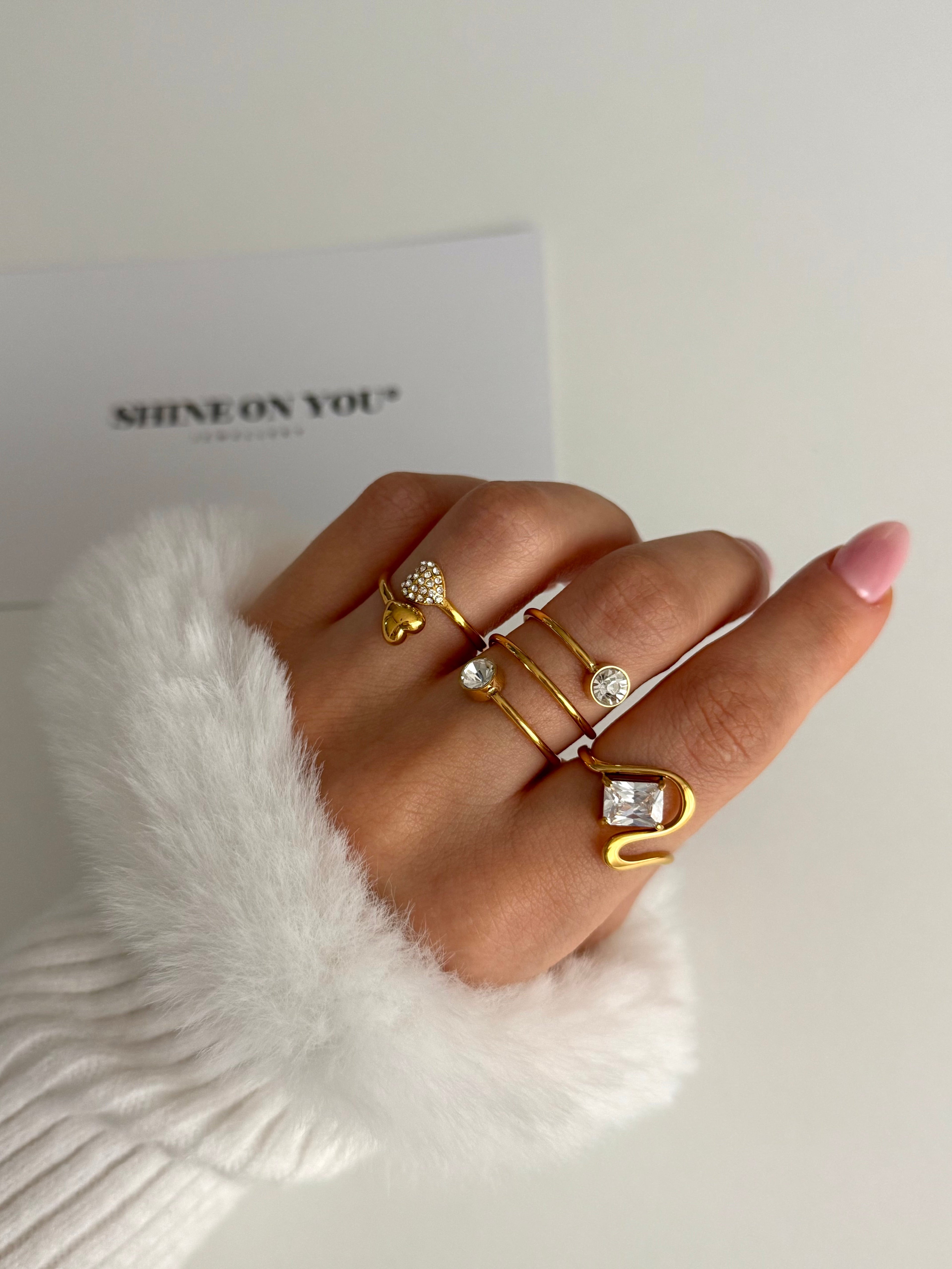 BILLIE RINGS