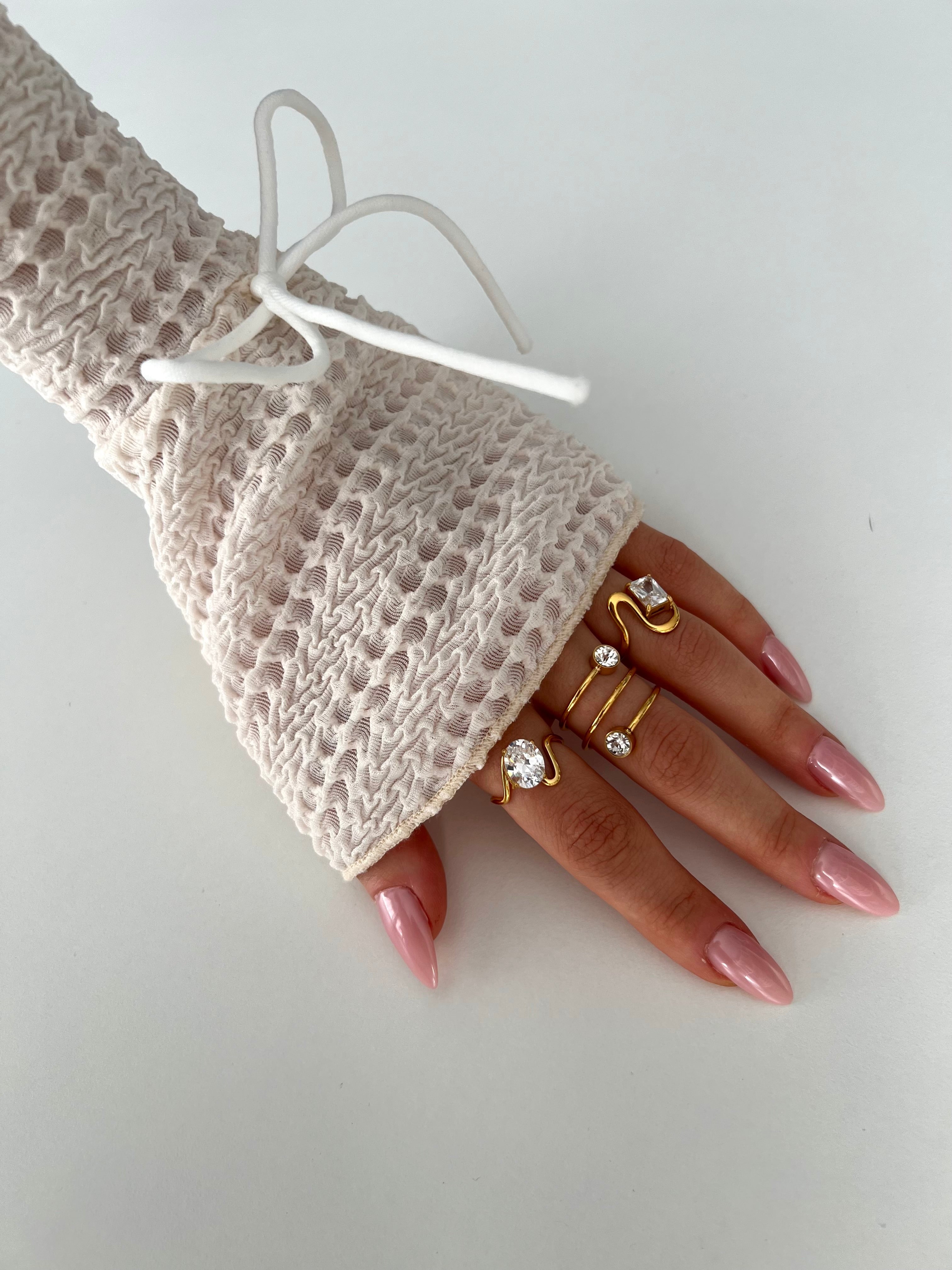 BILLIE RINGS