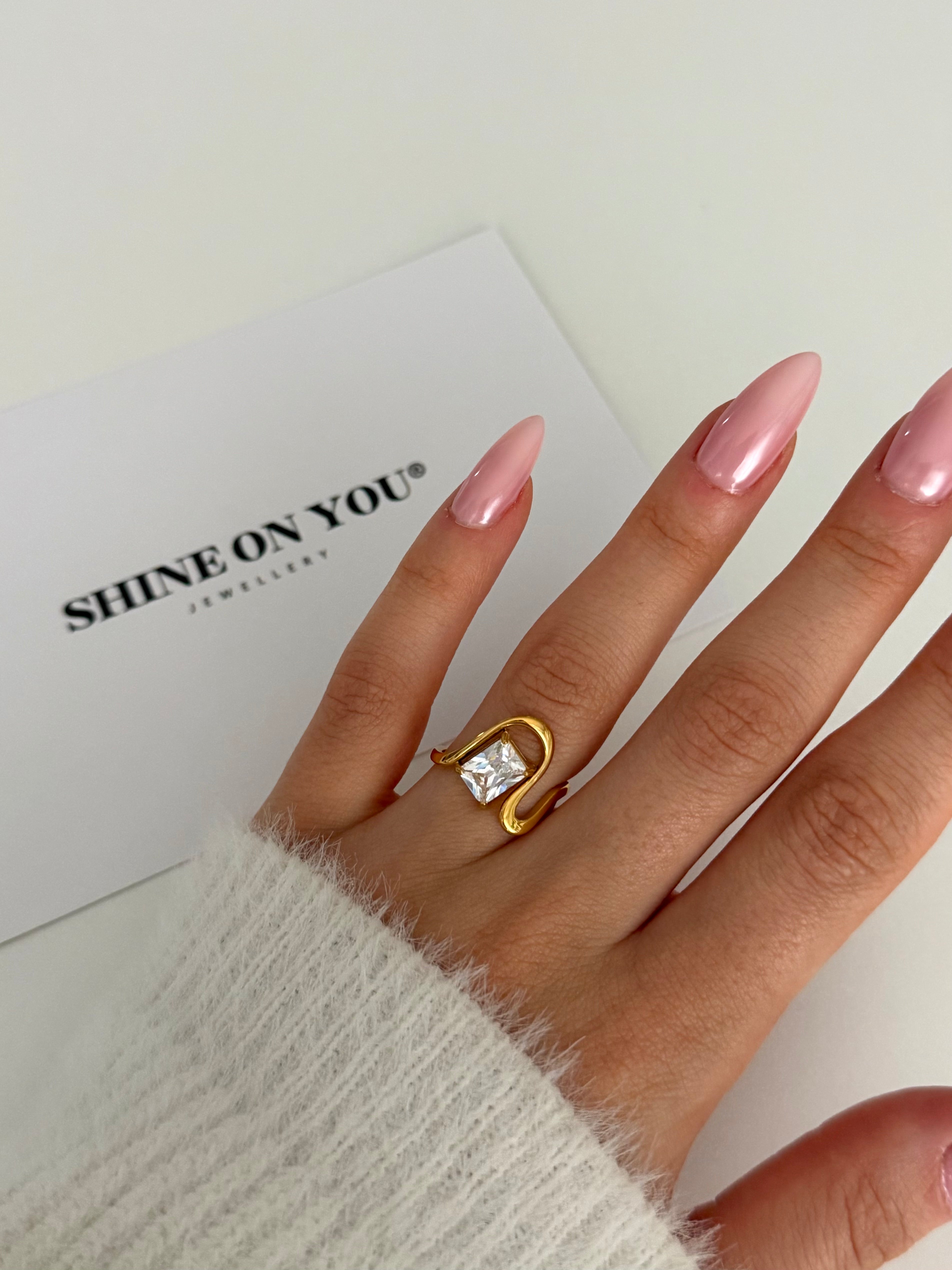 BILLIE RINGS