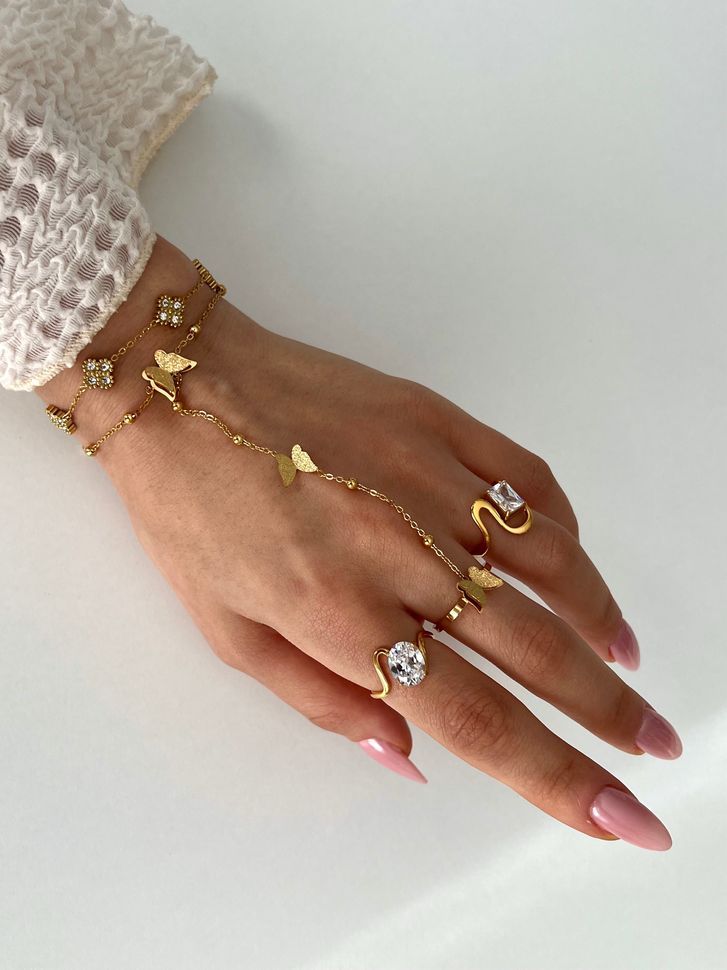 BILLIE RINGS