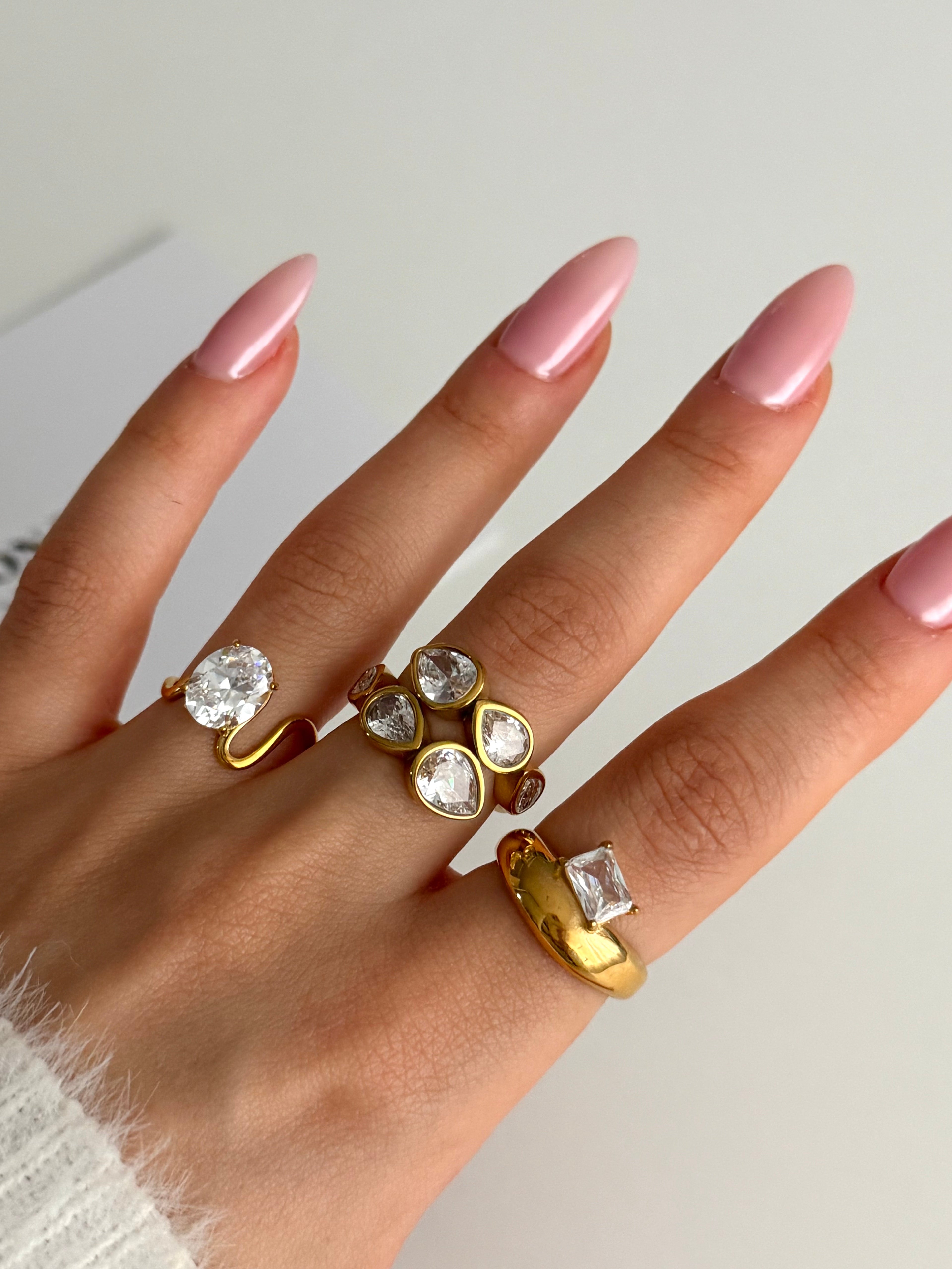 BILLIE RINGS